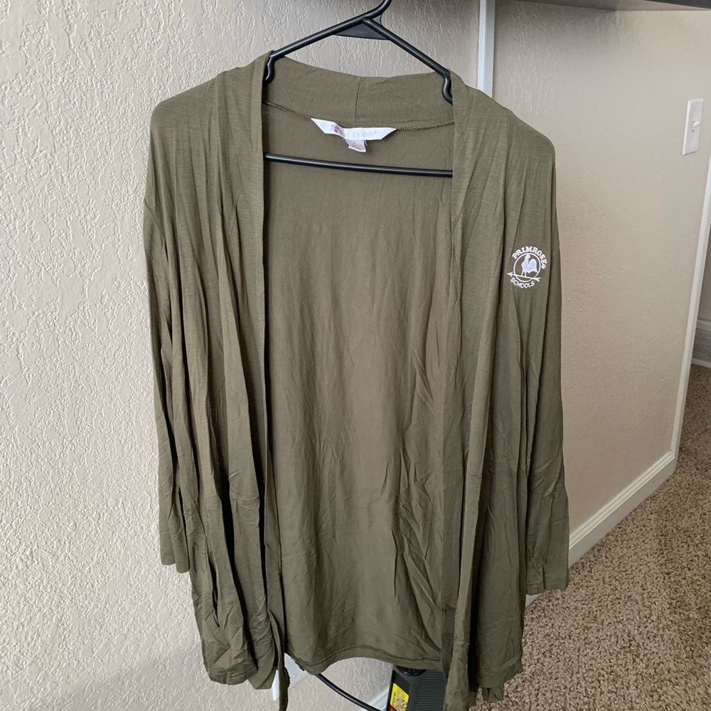 Lightweight, 3/4 sleeve cardigan.